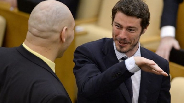 Марат Сафин.  През 2011 г. бившият №1 в тениса бе избран за депутат от листата на "Единна Русия" в Нижегородска област.