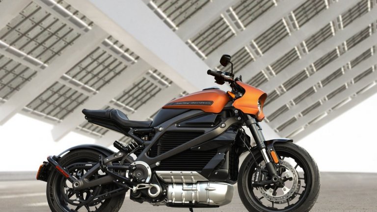 Harley-Davidson Livewire
Първият масов електрически мотоциклет под легендарната марка Harley-Davidson вече е тук, но за да го подкарате, ще трябва да спестите не по-малко от 30 000 долара. Livewire вдига от 0 до 100 км/ч за 3,5 секунди, като изминава 177 км с едно зареждане на батериите.