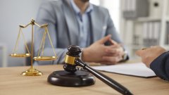 Как синът на "най-богатия банкер на света" осъди топ адвокатска кантора от САЩ