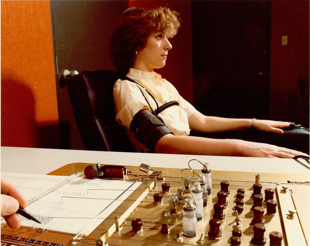 1280px-Administration_of_Polygraph