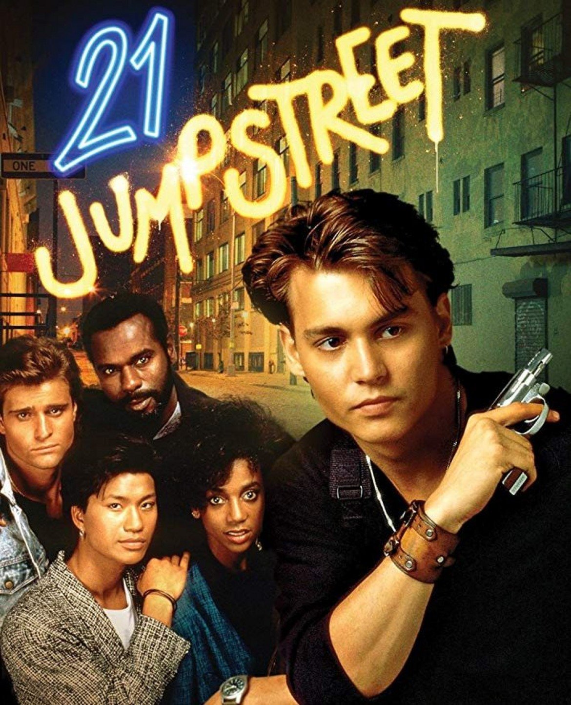 21 Jump Streеt

Полицейските сериали са любим жанр на мнозина и не е изненадващ успехът на 21 Jump Street - сериал от края на 80-те, който дава тласък на актьорската кариера на Джони Деп. Идеята тук е, че група полицейски служители изглеждат толкова млади, че могат да минат за тийнейджъри. Това им позволява да разследват случаи, които по-възрастните им колеги не могат, като влизат под прикритие в гимназии и колежи.