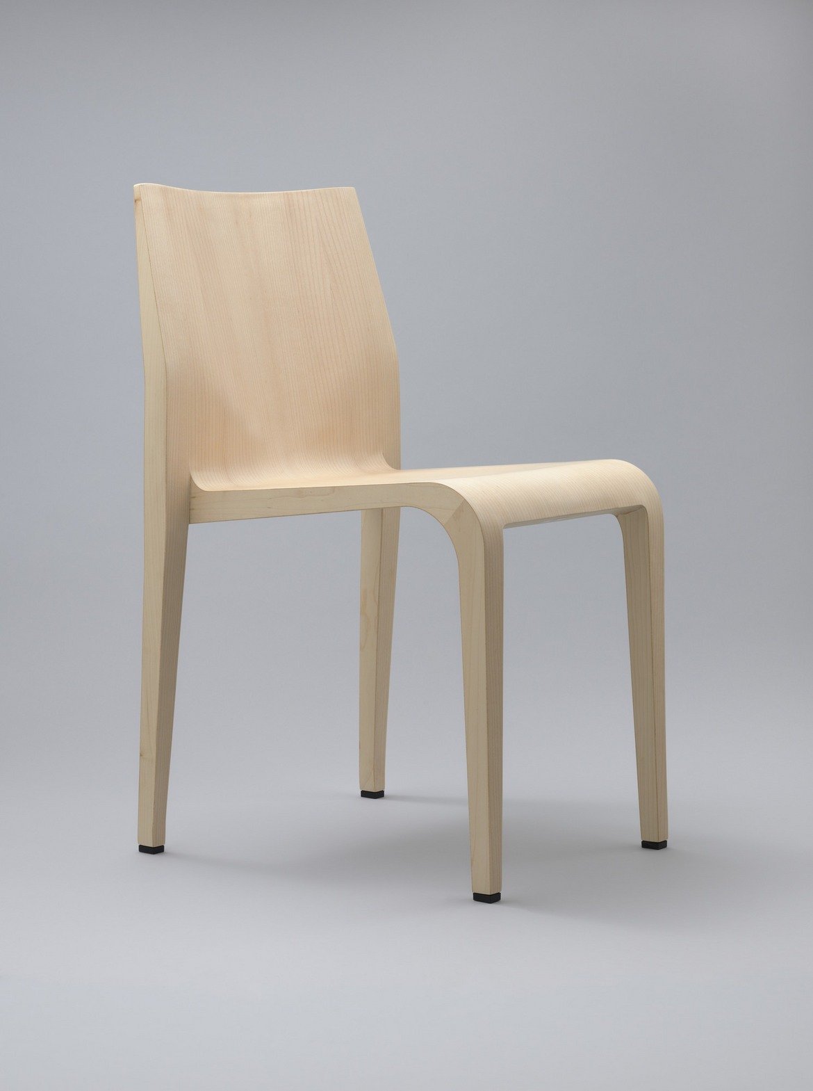 Столът Laleggera, 1996 г.  
Дизайнер: Рикардо Блумер
 
Дизайнерите винаги са искали да създадат уникален модел на стол, въпреки че историята на индустрията е достатъчно богата на отлични екземпляри. И все пак дизайнът на стол е нещо като "свещен Граал" за професионалистите. Повечето опити за подобряване на визията и практичността са напразни, разбира се. Но през 1996 г. Рикардо Блумер прави Laleggera - един от малкото съвременни примери за мебелен дизайн, който обещава да придобие класически статус след десетилетия. Блумер използва най-новите производствени технологии, за да постигне както практическо, така и естетическо предимство спрямо своето вдъхновение - моделът Leggera на Джио Понти. Резултатът е елегантен и изключително лек стол, най-оригиналният дизайн в тази сфера за 50 години.