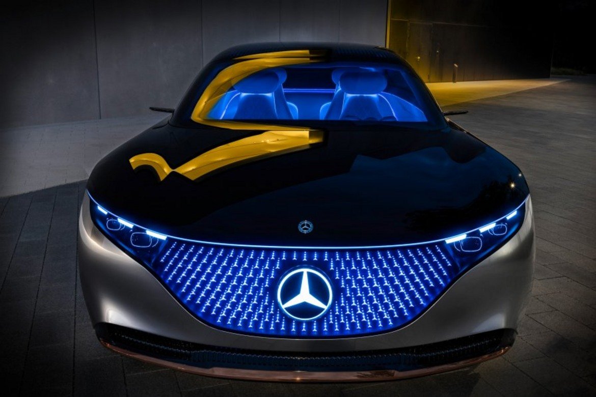  Mercedes Vision EQS 

Точно както Volkswagen, и от Mercedes вярват, че бъдещето е на електрическите автомобили. Затова на изложението във Франкфурт представят концептуалния Mercedes Vision EQS. 

Той може да е само прототип, но производителят му показва как реално ще изглеждат големите, луксозни електромобили на бранда в идните години.

Като дизайн Vision EQS е разработен по линиите на S-класата – комфортна, скъпа лимузина, която предлага на притежателите си широка гама от екстри.