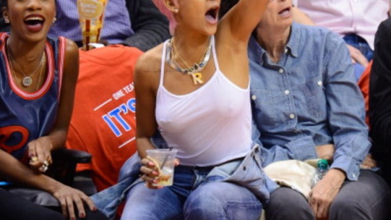 Риана приютява извънземно