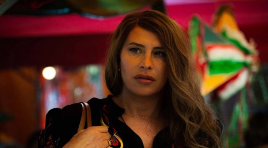 “Емилия Перес”
Разкошният криминален мюзикъл на Жак Одиар разказва история, която едва ли някога сте гледали на голям екран. Главният герой е бос на престъпен картел, който е решил от мъж да стане жена, да напусне семейството си и да заживее нов живот. За да покрие следите си, той се свързва с адвокатката Рита Морено (Зоуи Салдана) и ѝ предлага 2 милиона долара срещу помощта ѝ при операцията по смяна на пола.