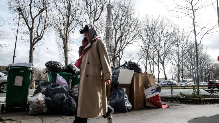 Париж потъна в боклук заради стачките (снимки)