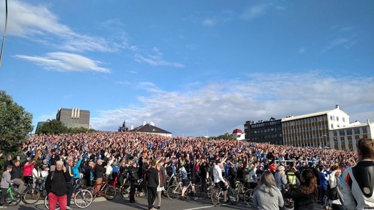 Десетки хиляди посрещнаха героите от исландския национален отбор при прибирането им