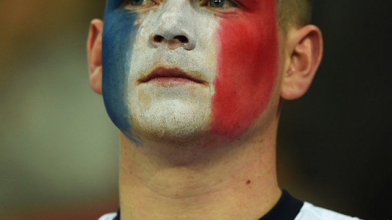 А този кадър - английски фен с фланелка на "трите лъва", нарисувал цветовете на френското знаме на лицето си...