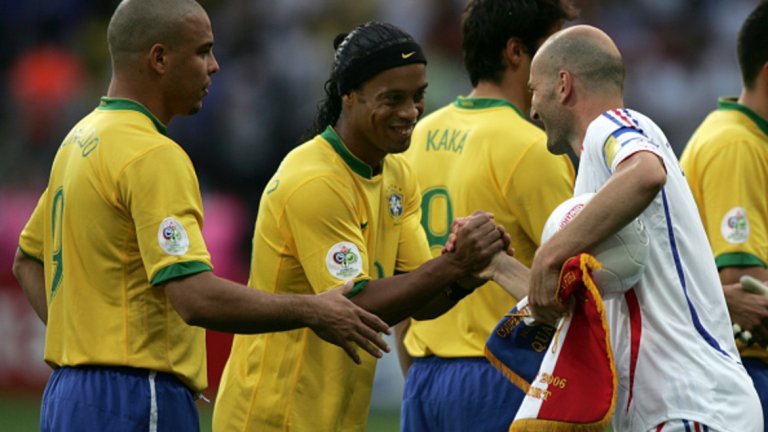 „Роналдиньо е класа. Наистина, наистина велик футболист. Той е бърз, мощен и с изключителна техника. Може да преодолява съперници, но също така и да създава положения за съотборниците си. Той не е обикновен №10, а истински организатор. Той е по-скоро като втори нападател, който може да вкарва голове и да ги създава.“
- Зинедин Зидан