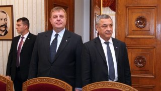 Въвеждането на 6-месечната наборна служба е идея, която може да се сложи в сферата на мечтите. Въпреки че видяхме, че някои мечти на Каракачанов се сбъдват, особено тази да стане военен министър.