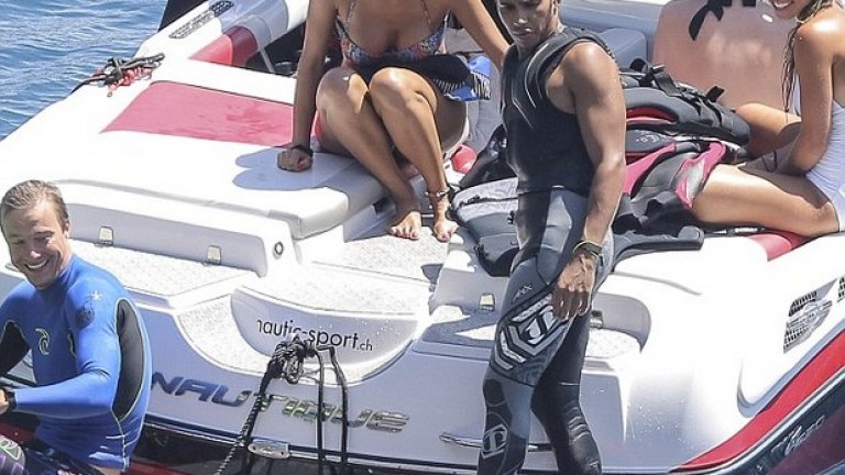 Люис и Никол на яхта през лятото