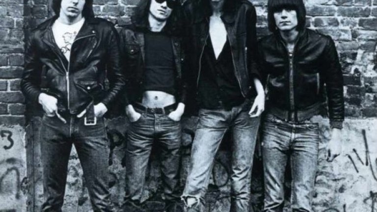 9.) THE RAMONES - RAMONES (1976)
The Ramones са оригиналните пънкари на Ню Йорк и първият им албум остава един от най-добрите примери за бързи, закачливите и силни рифове, които превърнаха пънка в това, което е. Ramones са пионери в back-to-basics звученето, което избягва прогресивния рок и дългите китарни соло-изпълнения, с които рок-музиката става известна през 70-те. Те въвеждат суров, силен, бърз и директен звук, често свързван с рок-енд-рола на 50-те и 60-те. Групата подписва договор със Sire Records през есента на 1975 г. и записва дебютния си албум Ramones. Следва поредица от концерти, които вдъхновяват бъдещи пънк-звезди като Clash и Sex Pistols.