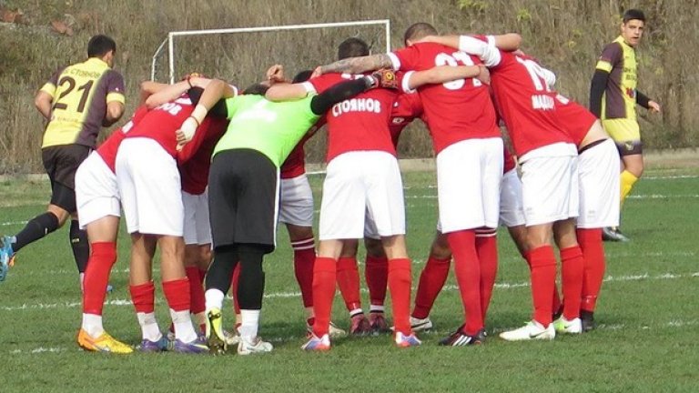 2. Отборът се надъхва преди най-тежкото си гостуване за сезона срещу Гранит (Владая). "Червените" стигнаха до победа с 1:0 с гол от дузпа в последните минути