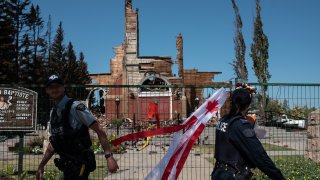 Над 1500 безименни гроба на деца от коренното население на страната бяха открити през последните седмици, напомняйки за времето на културна асимилация