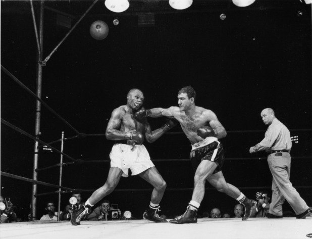 5. Роки от Филаделфия: Роки Марчиано - Джърси Джо Уолкът. 23 септември 1952 г., Филаделфия. Марчиано е претендентът, но мнозина залагат, че той ще детронира остаряващия шампион. Уолкът обаче провежда блестящ тактически бой и доминира във всички рундове, нанасяйки серия тежки удари на Роки. Той пък, любимец на местната публика, е известен с непримирим дух и издръжливост. И с тежкия си десен прав. В 13-ия рунд, 43 секунди преди края (в толкова рундове тогава е мачът за титлата), Роки нанася удар, с който поваля шампиона и всичко приключва. Няма съмнение кой щеше да спечели при съдийско решение след 13 рунда... Но Марчиано става легенда, а последните рундове на мачовете му се наричат Шампионски след този ден.