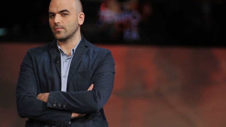 "Всички, буквално всички искат да се махнат", пише Роберто Савиано. Дори мафията се изтегля в Севера или в чужбина, защото по родните й места "вече няма какво повече да се издои".