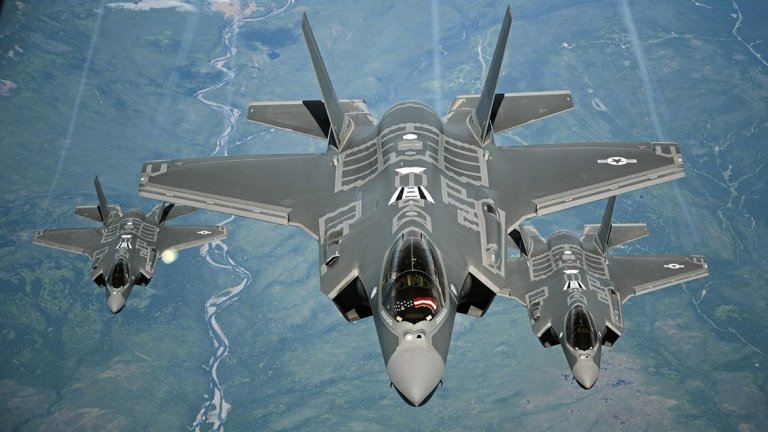  F-35A е едноместен реактивен, многоцелеви стелт-изтребител от пето поколение, разработен от американската компания Локхийд Мартин.