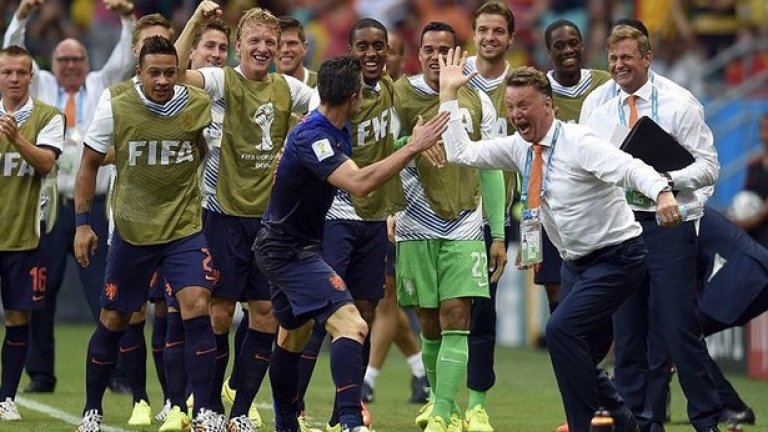 9.	Тичането към скамейката за поздрав на треньора е почти задължително
Това явление достигна почти епидемични размери. Току-що си отбелязал третия гол срещу слабаците на групата? Няма значение, трябва да изтичаш да поздравиш тренера. Спечелил си съмнителна дузпа? Защо не. Най-доброто място да изиграеш танца след гол? Пред резервната скамейка и камерите, разбира се.