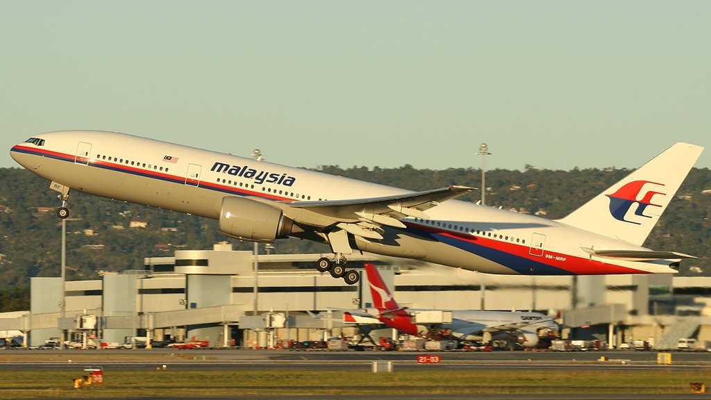 Malaysia_Airlines_Boeing_777-200ER_PER_Monty-4