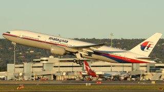 Malaysia_Airlines_Boeing_777-200ER_PER_Monty-4