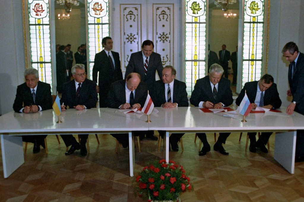 RIAN_archive_848095_Signing_the_Agreement_to_eliminate_the_USSR_and_establish_the_Commonwealth_of_Independent_States