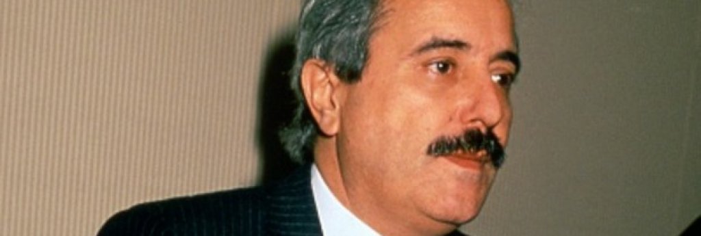 Джовани Фалконе, смел магистрат, който води основните разследвания срещу мафията. Убит е от Коза ностра през 1992 г. заедно със съпругата си.