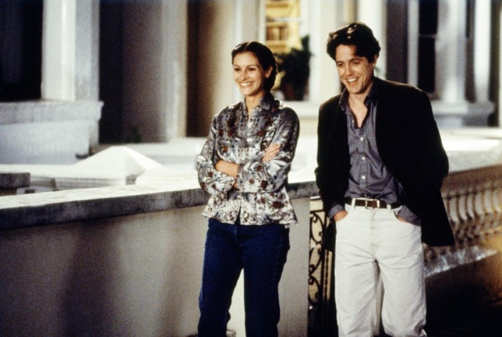 Лондон в "Нотинг Хил"

В романтичната комедия от 1999 г. лондонският квартал Нотинг Хил е задействан като невидимия герой, който сваля маската на героинята на Джулия Робъртс - филмовата звезда Ана Скот - и ѝ позволява да се влюби в обикновен книжар. Сценарият на Ричард Къртис ("Четири сватби и едно погребение", "Наистина любов", "Черното влечуго", "Мистър Бийн") освен че събира Джулия Робъртс и Хю Грант на голям екран, показва и Лондон като пресечна точка на два различни свята: на холивудска знаменитост и на скромен, но романтичен лондончанин, който се влюбва в най-недостъпната жена на планетата.