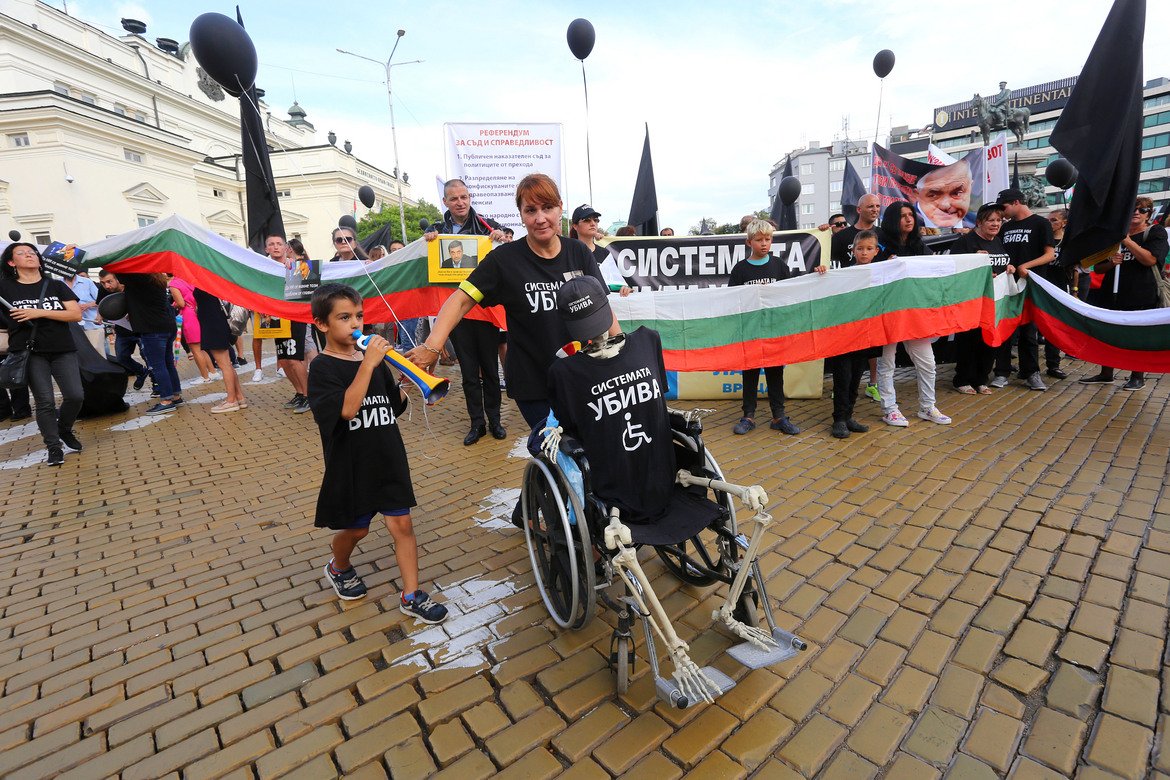 Към протеста се включиха земеделци и рокери