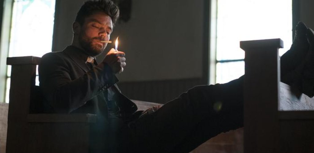 Preacher или „Проповедникът“ е базиран на комикси на DC и разказва за проповедник, който след инцидент от свръхестествено естество, се съюзява с вампир, в търсене на Бог. Доминик Купър се завръща в телевизията, след ролята си във Fleming, а Сет Роугън е п