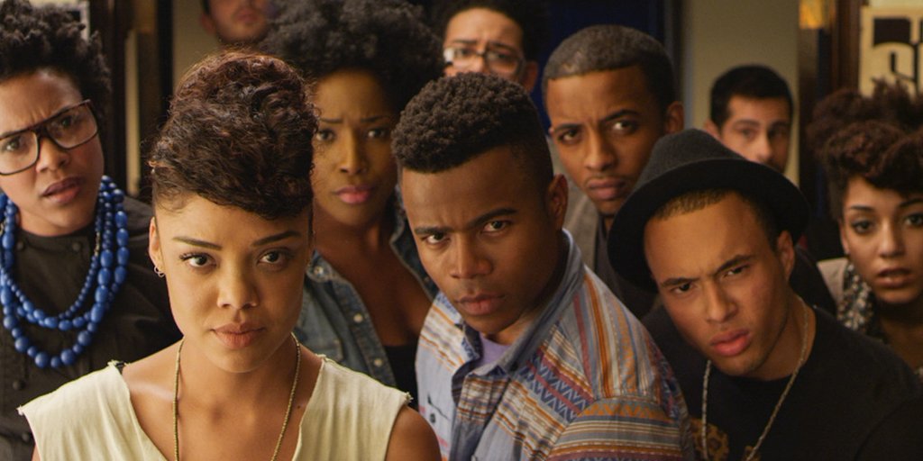 \"Dear White People\" 
Странно и изненадващо е как сериала с тези конкретни автори и този конкретен сюжет не взе нито едно Еми. Но поне имаме една прекрасна илюстрация на това какво е да си млад цветнокож човек в наши дни. 