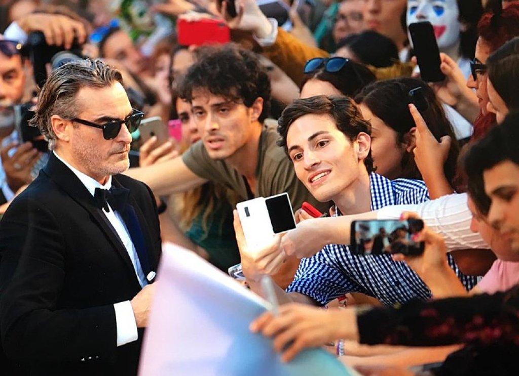 800px-Joaquin_Phoenix_red_carpet_at_76._Venice_Film_Festival