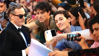 800px-Joaquin_Phoenix_red_carpet_at_76._Venice_Film_Festival