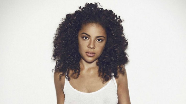 Mapei е американка от либерийски произход, родена като Жаклин Мапей Къмингс в Стокхолм и преместила се в Бруклин на 18-годишна възраст