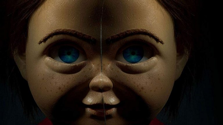 Child's Play
Премиера на: 21 юни
Забавно е, че премиерата на един от най-обичаните филми с играчки съвпада с премиерата на римейк на хорър поредица, в която главният герой също е играчка. Става дума за добре познатия Чъки, който се завръща с гласа на Марк Хамил (Люк Скайуокър от "Междузвездни войни"). В новия вариант на филма млада майка (Обри Плаза от сериала "Легион") подарява на сина си Анди кукла за рождения му ден, без да подозира, че играчката е потенциална машина за убиване.
Тук нещата са на кантар. Бюджетът със сигурност не е толкова голям като на други продукции в списъка и няма да е толкова трудно филмът да излезе на печалба. Голямото "НО" е дали публиката има желание да гледа нова история за Чъки, при това такава, в която той е дефектирал робот, а не кукла, обладана от духа на сериен убиец, както в оригинала. Проблем може би ще е и това, че интересът на хорър феновете ще е насочен към...