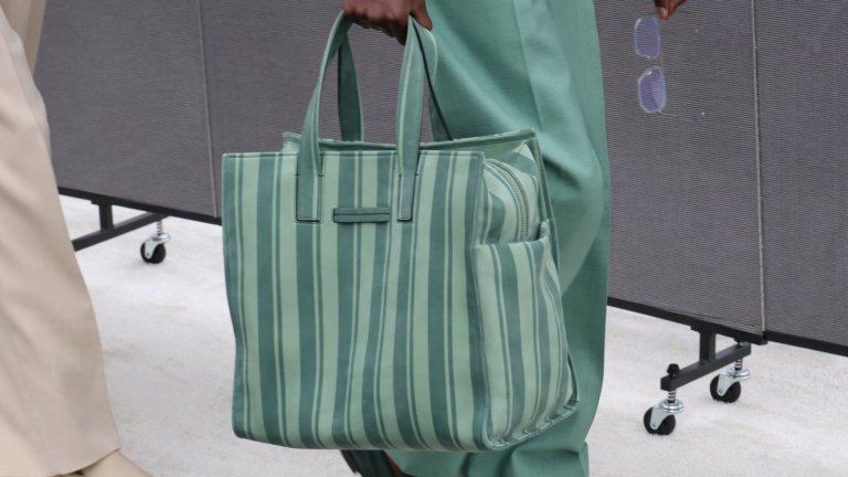 Дизайнерската “пазарска” чанта

Модата на тази чанта започна, когато Balenciaga решиха да тролят богатите, пускайки кожено копие на синята торба от IKEA за 2000 долара. Днес трендът е еволюирал до ленените чудовища на Dior и Loewe. Той е модерен, защото житейската ирония продава най-добре – изглеждаш така, сякаш небрежно си отскочила за био домати, но всъщност крешиш, че имаш излишни пари за глупости.