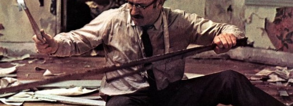 "Разговорът", 1974 (The Conversation)
Повече от 40 години след заснемането си, "Разговорът" продължава да държи зрителския интерес. Това е брилятно изигран трилър с участието на Джейн Хекман в ролята на Хари Коул - агент под прикритие, който случайно попада на заговор за убийство. Разкритието му го оставя без избор. 
Интересното е, че филмът печели "Златна палма" в Кан, както и три номинации за "Оскар" - едната от които - за "Най-добър филм" - е издигната успоредно с втория филм на Копола от сагата "Кръстникът", който излиза същата година - и печели наградата.