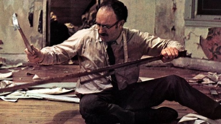 "Разговорът", 1974 (The Conversation)

Повече от 40 години след заснемането си, "Разговорът" продължава да държи зрителския интерес. Това е брилятно изигран трилър с участието на Джейн Хекман в ролята на Хари Коул - агент под прикритие, който случайно попада на заговор за убийство. Разкритието му го оставя без избор. 
Интересното е, че филмът печели "Златна палма" в Кан, както и три номинации за "Оскар" - едната от които - за "Най-добър филм" - е издигната успоредно с втория филм на Копола от сагата "Кръстникът", който излиза същата година - и печели наградата.