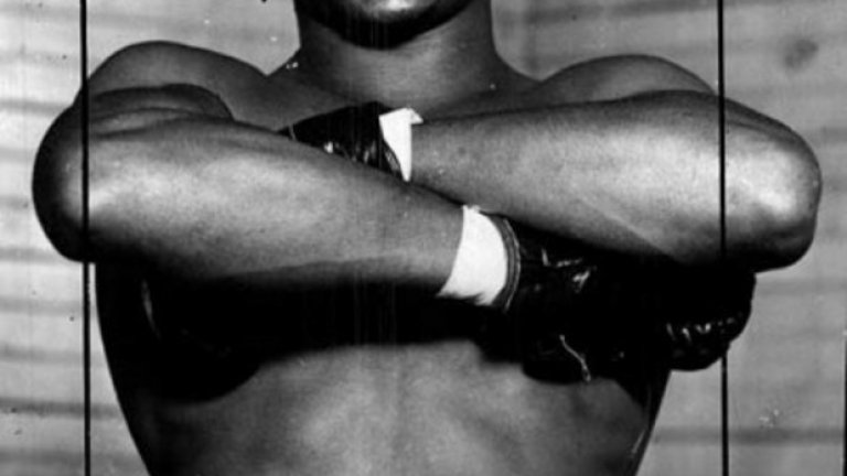 2. Хенри Армстронг.
Боксира се между 1931-ва и 1945 г., като държи световни титли в цели три дивизии в леките и средни категории. Невероятен за гледане, прави едни от най-вълнуващите мачове в историята, като никога не е скучно. №1 в атаките в тялото на съперника, които го оставят без дъх. Това му носи прякора Ураган Ханк.
Постижение: 181 боя, 151 победи, 101 нокаута, 21 загуби и 9 ремита.