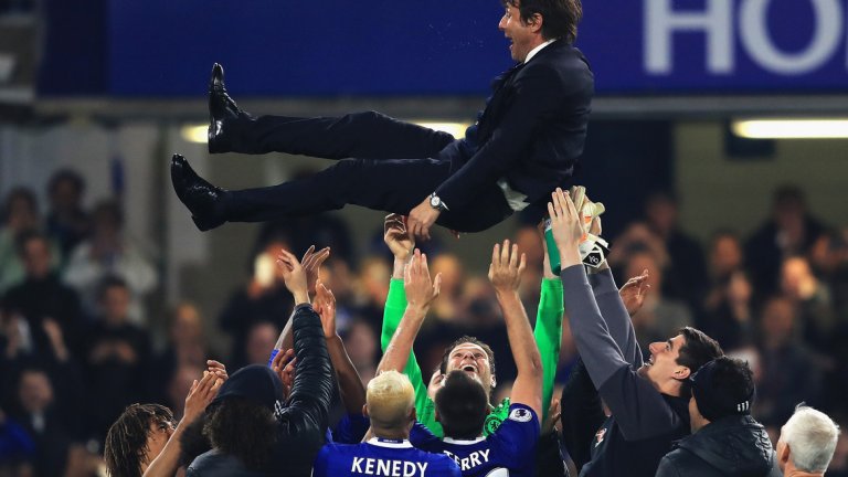 Футболистите подхвърлят във въздуха мениджъра Конте след края на мача