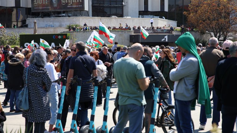 Протест в София иска мир, неутралитет и референдум с 6 въпроса (снимки)