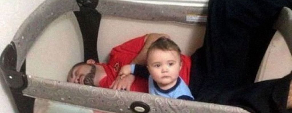 А този баща тотално се е предал пред упорството и отказа на бебето да заспи