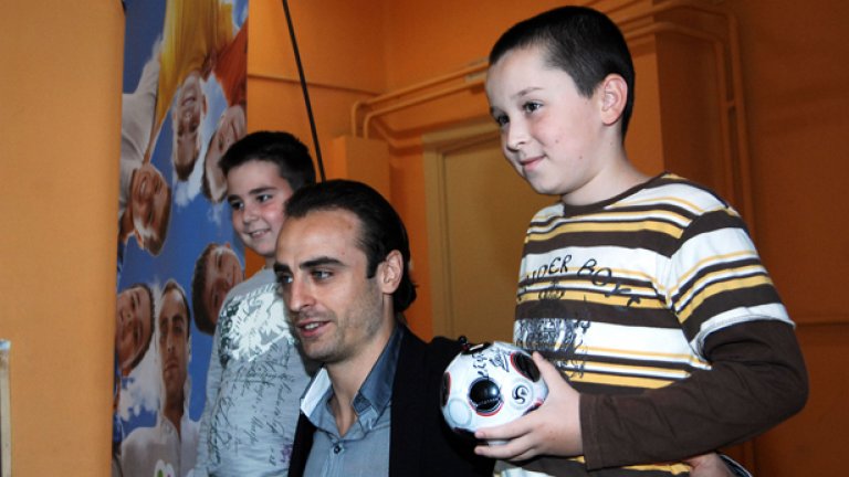 Футболната звезда Димитър Бербатов често се среща с деца в рамките на програмите на своята фондация