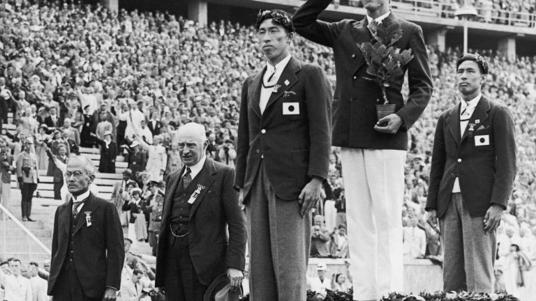 Шухей Нишида и Суео Ое на почетната стълбичка, заедно с олимпийския шампион Ърл Медоус