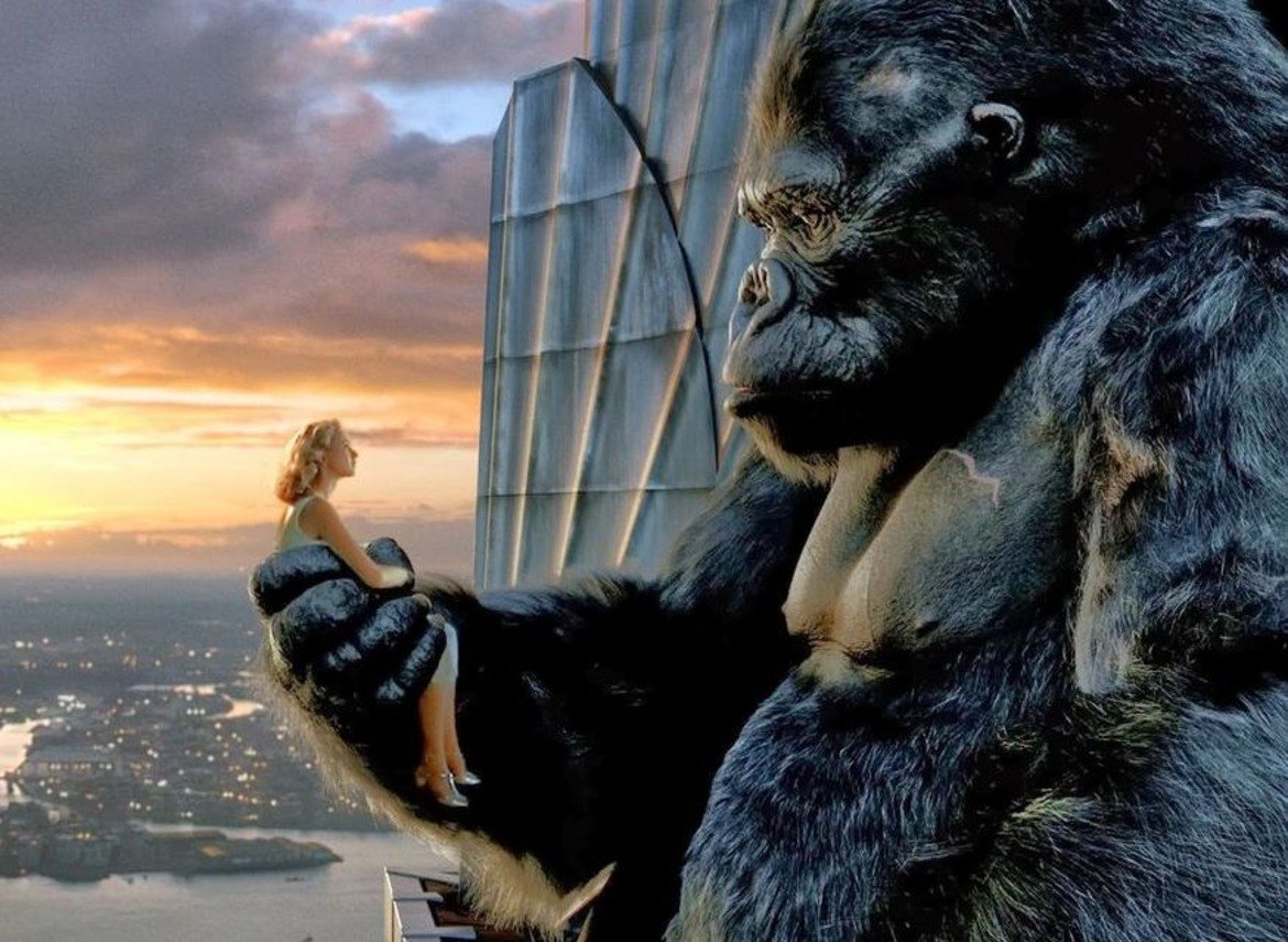 Кинг Конг (King Kong, 2005)

След успешната им работа заедно около "Властелинът..." е разбираемо защо Питър Джаксън се обръща към Съркис и за следващия си проект - нова версия на историята за гигантската горила Кинг Конг. За ролята на 7,6-метровата маймуна Съркис изучава поведението на горили в Лондонския зоопарк, както и на такива на свобода в Руанда. Резултатът е убедително пресъздадена маймуна, която съумява да провокира емоции в зрителите. Интересен факт е, че във филма Съркис може да бъде видян и в напълно човешка роля - тази на Лъмпи, бръсначът и готвач на кораба "Венчър".