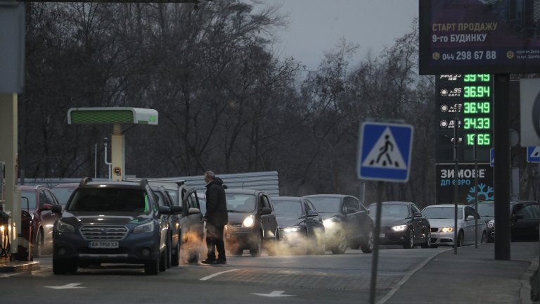 Ситуацията в Киев - колони от автомобили и пълни гари (Снимки)