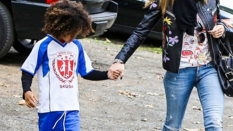 Хайди Клум
И трите деца на Хайди от Сийл играят сокър.