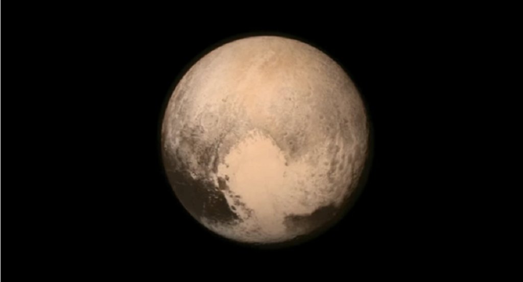 #PlutoFlyby генерира над милион туита само на 14 юли, когато се появи снимка на Плутон, а част от планетата приличаше на главата на кучето Плуто.