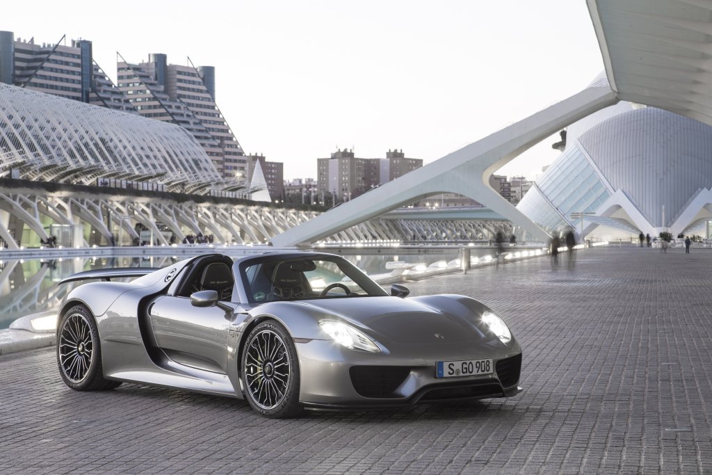 1. 2015 Porsche 918 Spyder 
0 - 100 км/ч за 2,2 сек. 
Ето го първенецът! Порше успяха да победят стероидното отроче на Фолксваген и така да спечелят битката, която създателят им Фери Порше започна, напускай VW. Само дето VW купи Порше преди няко