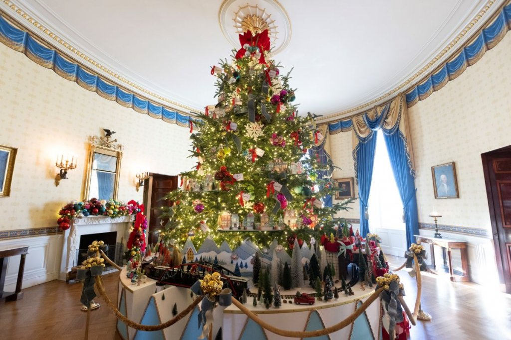 98 коледни елхи в един натруфен кабинет: Как изглежда украсата в Белия дом