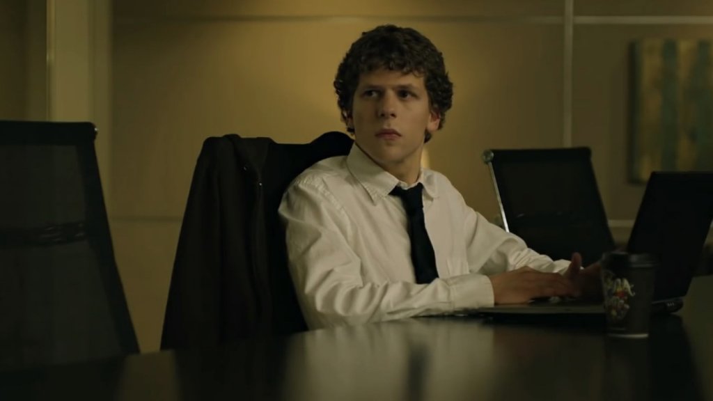 "Социалната мрежа"/The Social Network
Съвсем скоро Тарантино го нарече "филма на десетилетието", а макар да сме готови да поспорим, историята за създаването на Facebook, режисирана от Финчър по книгата на Бен Мезрич, със сигурност си заслужава гледането.
Може би не знаете, но за Джеси Айзенбърг това не е била най-лесната роля. Всъщност актьорът се борил с обсесивно-компулсивно разстройство като дете и е трябвало да възпроизведе тези маниери наново за ролята, а за да опознае по-добре Зукърбърг, той е чел негово колежанско есе, посветено на фехтовката.
И още нещо – първата сцена (с Руни Мара) е имала 99 дубъла, преди Финчър да каже "имаме я". 99...